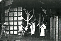 foto di scena: spettacolo teatrale con i fratelli Bragaglia - Alfredo Lalìa è il primo a sinistra